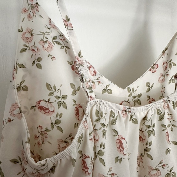 (SOLD ON DEPOP) Beautiful adjustable strap white floral top/tanktop - Picture 3 of 4